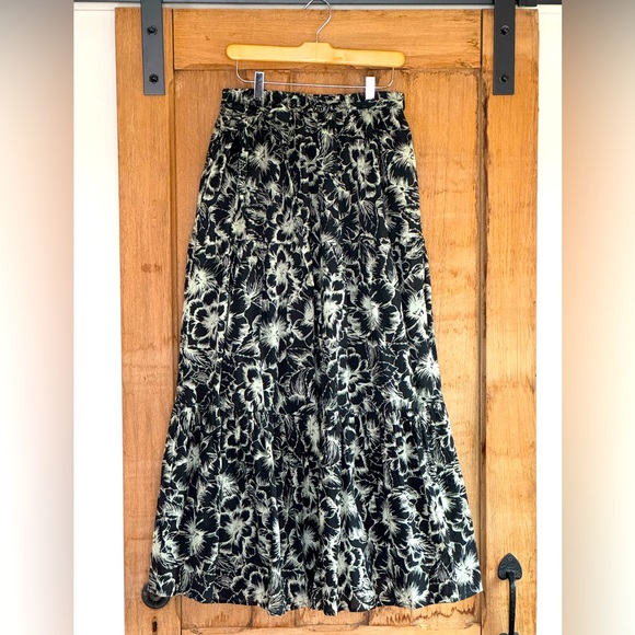 Terrific skirt, fabric belt with pockets. Full and easy to wear! - Picture 1 of 3